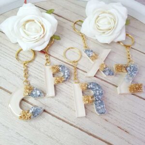 Buchstabe groß beige