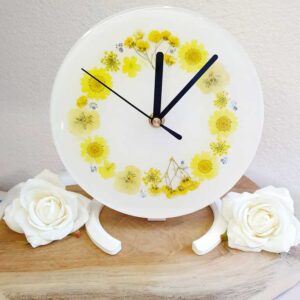 Uhr in Weiß/Schimmer mit Gelben Blumen