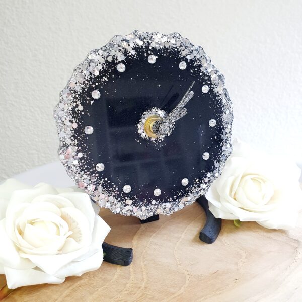 Tischuhr Schwarz mit Glitzersteinen und Glitzerzeigern – Bild 2