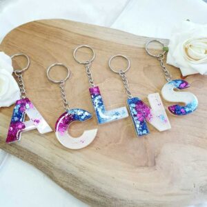 Buchstaben weiß oder beige mit blauem und lilanen Glitzer