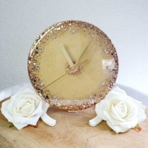 Uhr in Beige Goldglitzer