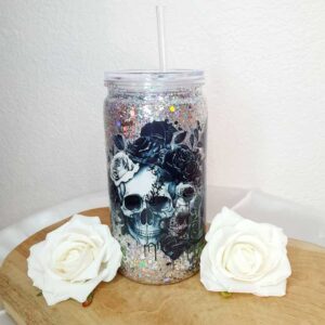 Trinkbecher mit Totenkopfmotiv