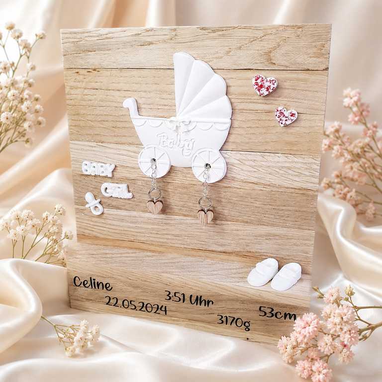 Personalisiertes Geschenk zur Geburt mit Name und Geburtsdaten – handgefertigter Holzaufsteller mit Kinderwagen