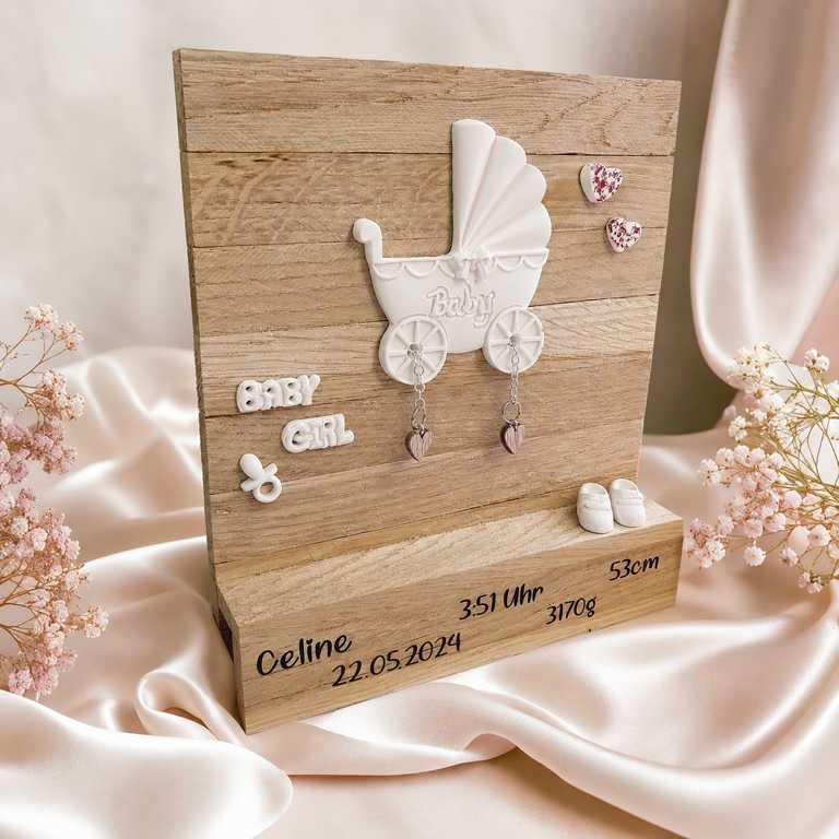 Personalisiertes Geschenk zur Geburt mit Name und Geburtsdaten – handgefertigter Holzaufsteller mit Kinderwagen