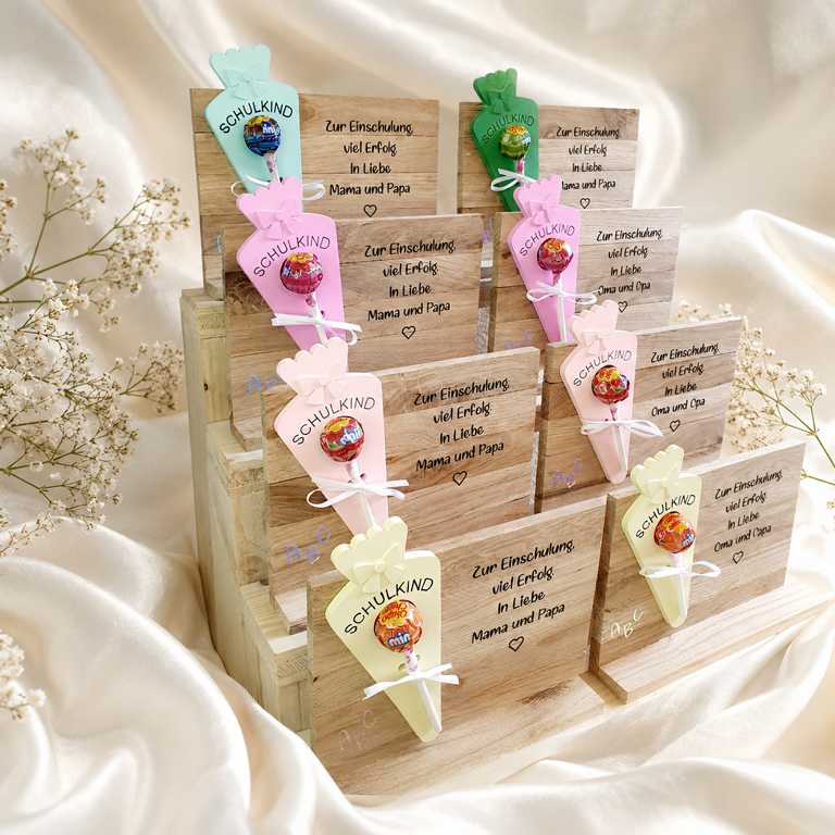 Personalisiertes Geschenk zu Einschulung mit Name - handgefertigter Holzaufsteller mit Schultüte für Mädchen und Jungen