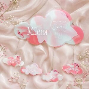 Personalisiertes Wolken Mobile Wandaufhänger mit Name und Geburtsdaten für Babyzimmer/Kinderzimmer
