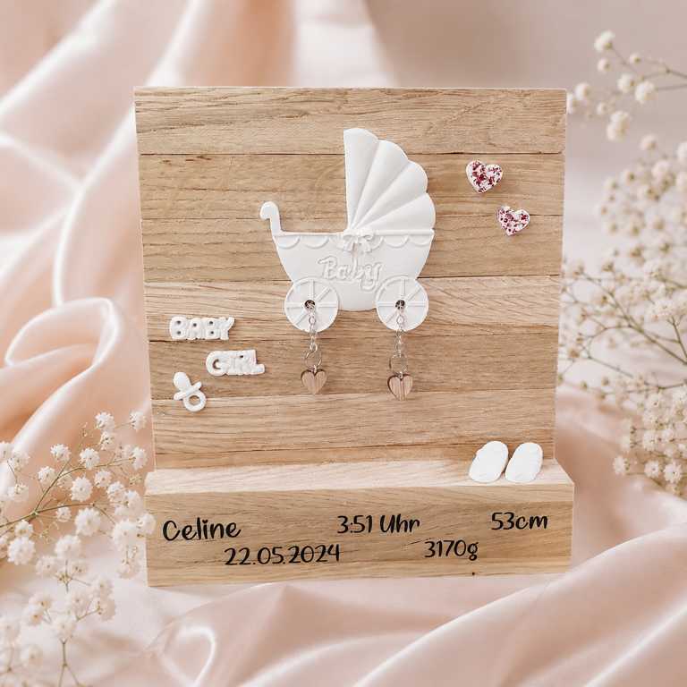 Personalisiertes Geschenk zur Geburt mit Name und Geburtsdaten – handgefertigter Holzaufsteller mit Kinderwagen