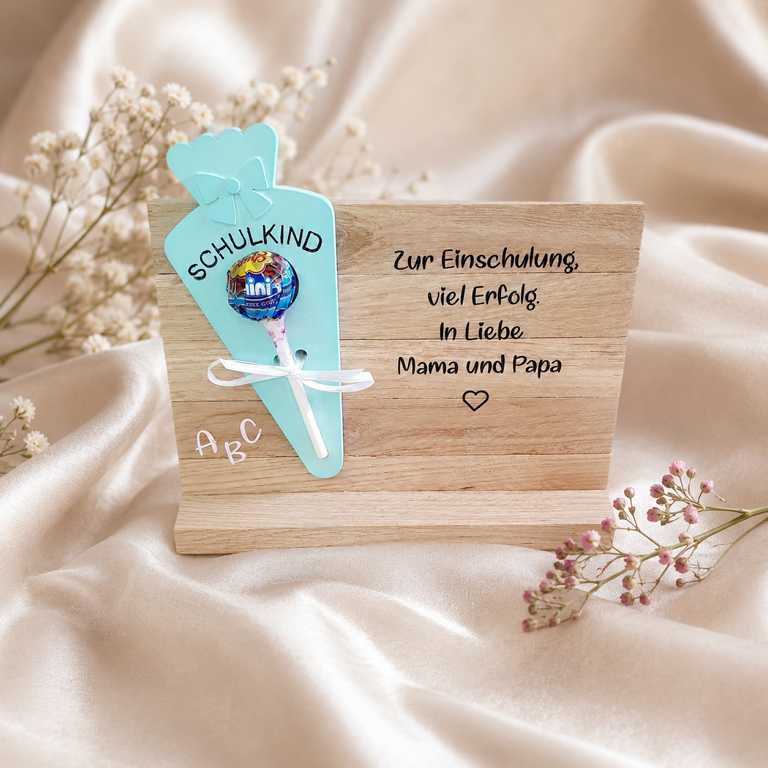 Personalisiertes Geschenk zu Einschulung mit Name - handgefertigter Holzaufsteller mit Schultüte für Mädchen und Jungen