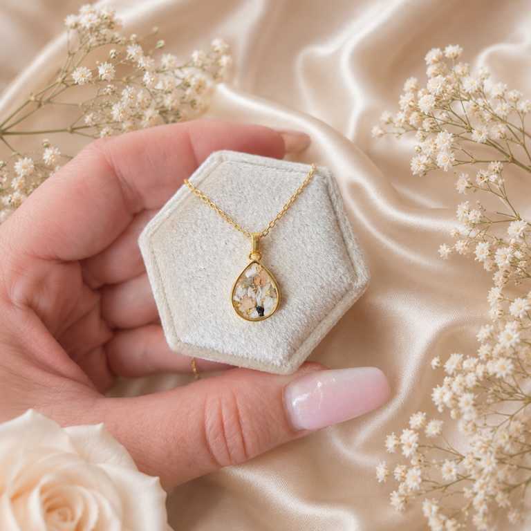 Personalisierte Tropfenhalskette in Gold mit Haare oder Asche verewigt