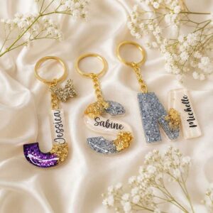 Personalisierter Buchstaben-Schlüsselanhänger mit Wunschnamen aus Epoxidharz (Resin) – handgefertigtes Geschenk