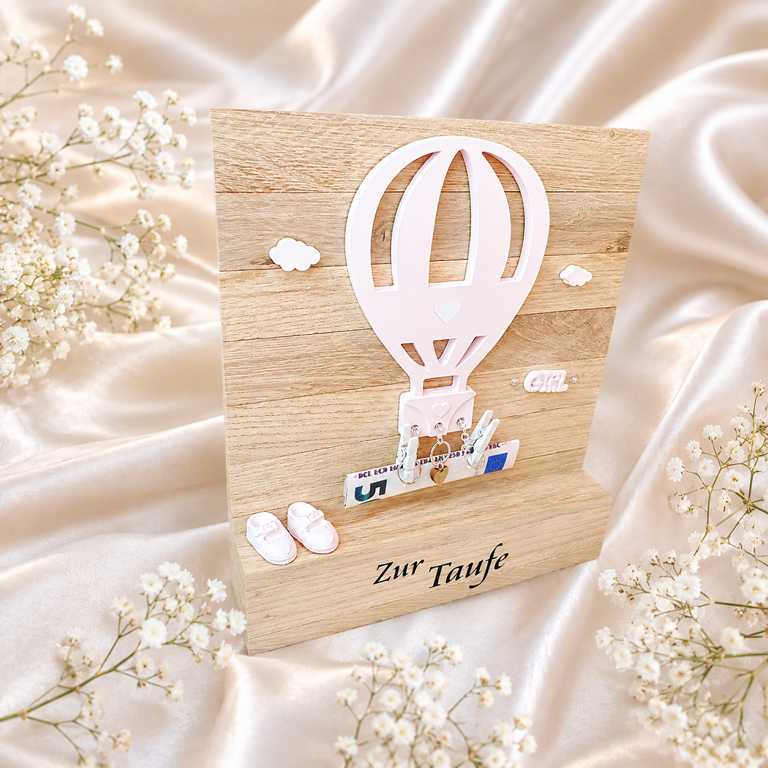 Personalisiertes Taufgeschenk mit Heißluftballon aus Holz in Rosa als Geldgeschenk zur Taufe