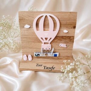 Personalisiertes Taufgeschenk mit Heißluftballon aus Holz in Rosa als Geldgeschenk zur Taufe