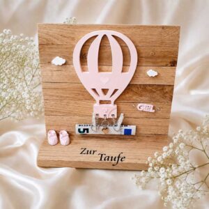 Personalisiertes Taufgeschenk mit Heißluftballon aus Holz in Rosa als Geldgeschenk zur Taufe