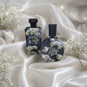 Parfümflakon mit Trockenblumen und Glitzer als elegante Badezimmerdeko