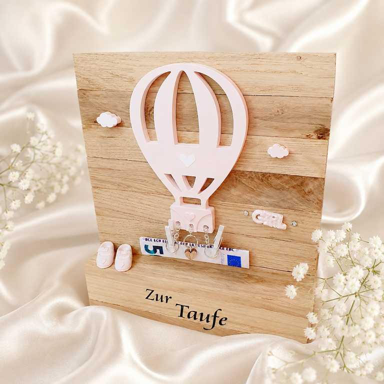 Personalisiertes Taufgeschenk mit Heißluftballon aus Holz in Rosa als Geldgeschenk zur Taufe