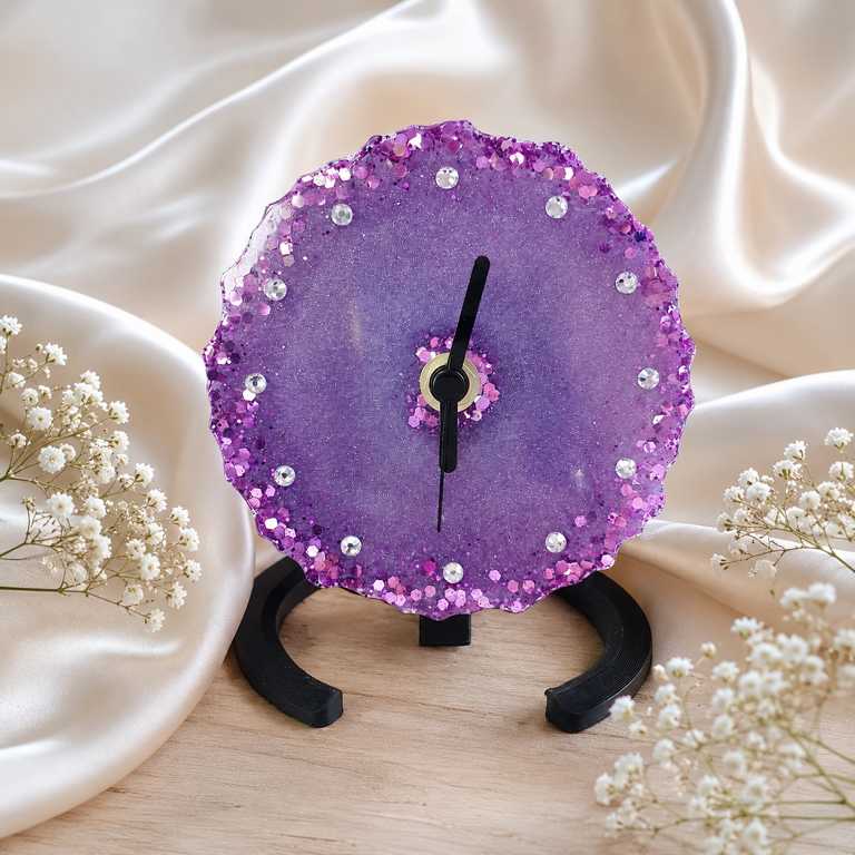 Handgemachte lila Tischuhr mit Glitzer und kleinen Kristallen