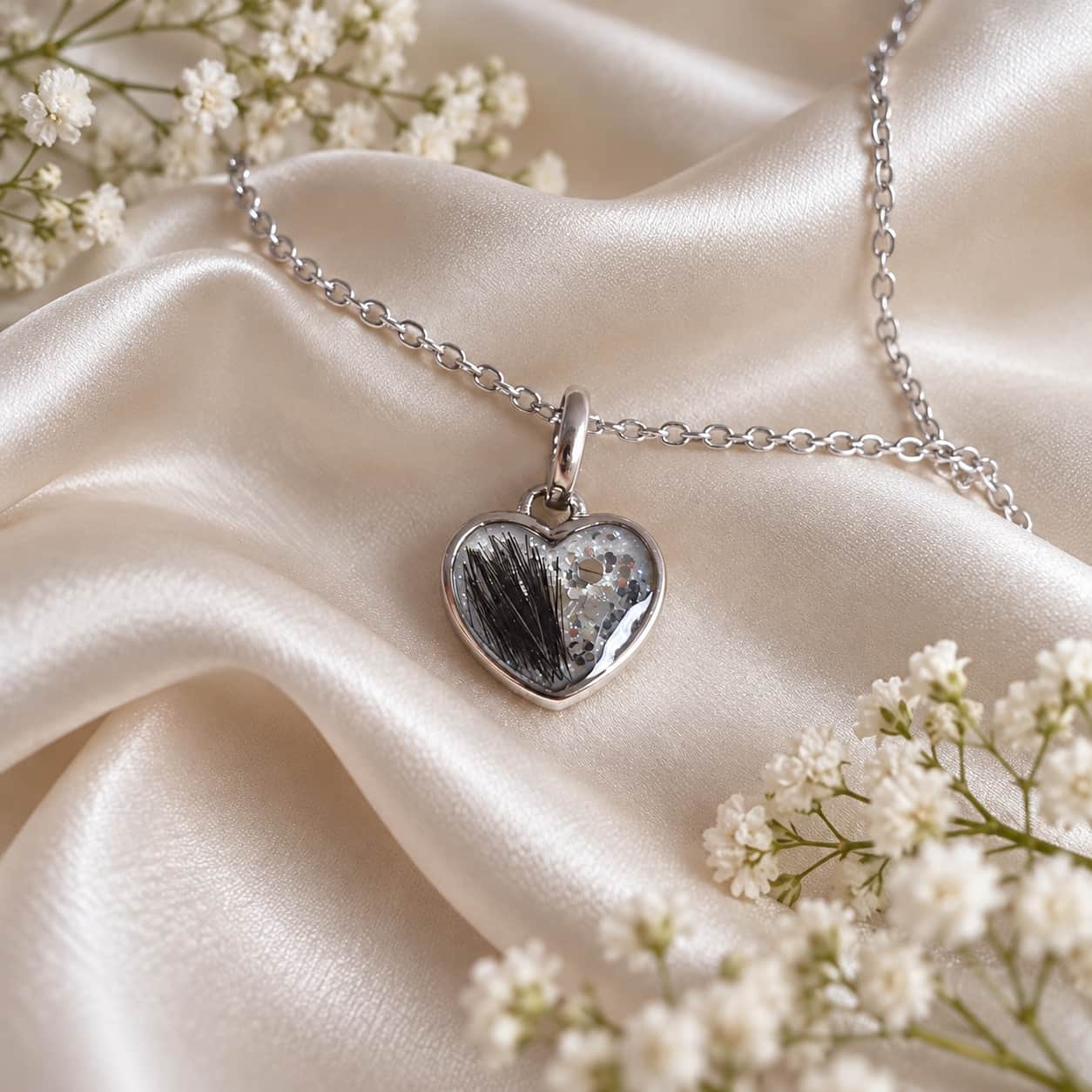 Herzkette aus 925 Sterling Silber mit Haaren oder Asche als Handgefertigter Erinnerungsschmuck