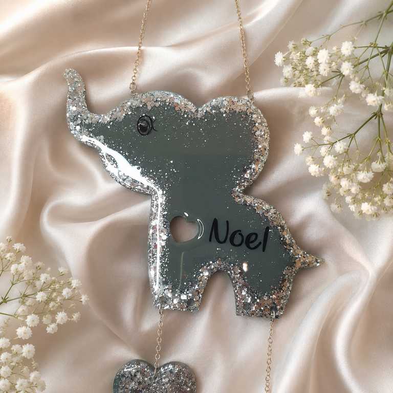 Personalisiertes Elefantenmobile mit Namen und Geburtsdaten als handgemachtes Geschenk zur Geburt oder Taufe