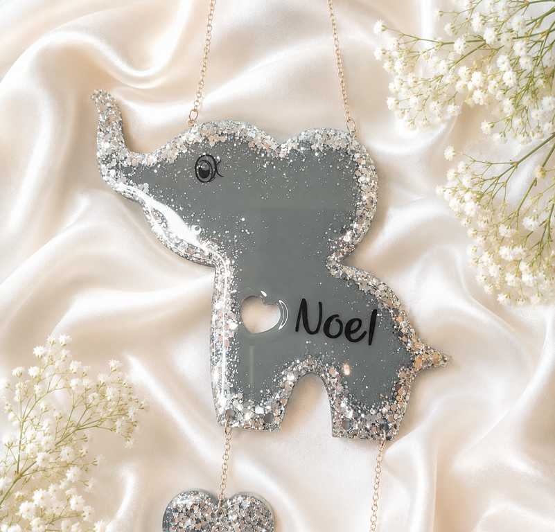 Personalisiertes Elefantenmobile mit Namen und Geburtsdaten als handgemachtes Geschenk zur Geburt oder Taufe