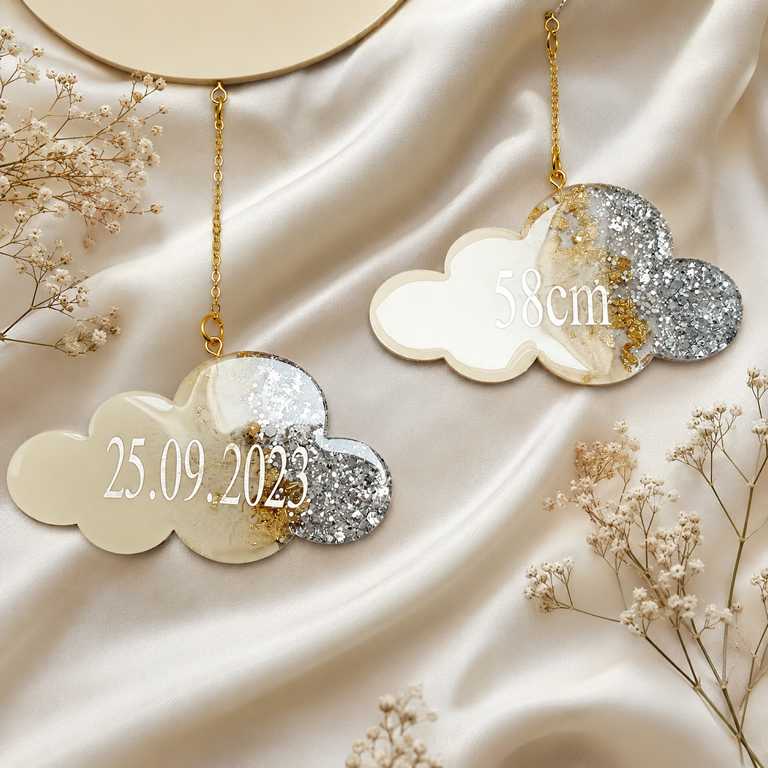 Personalisiertes Wolken Mobile/Wandaufhänger mit Geburtsdaten - Geschenk zur Geburt